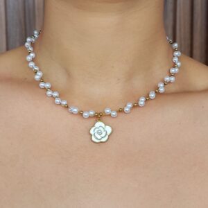 COLLAR PERLA CON ROSA COLGANTE