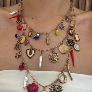 Collar Dorado con Dijes de Colores