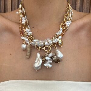 Collar Grueso Dorado con Dijes