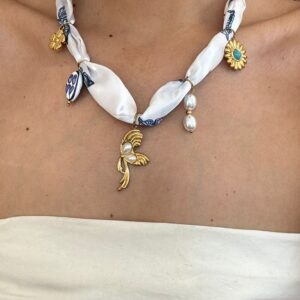Collar de Tela con Dijes